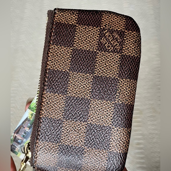 Louis Vuitton key pouch - Picture 5 of 8